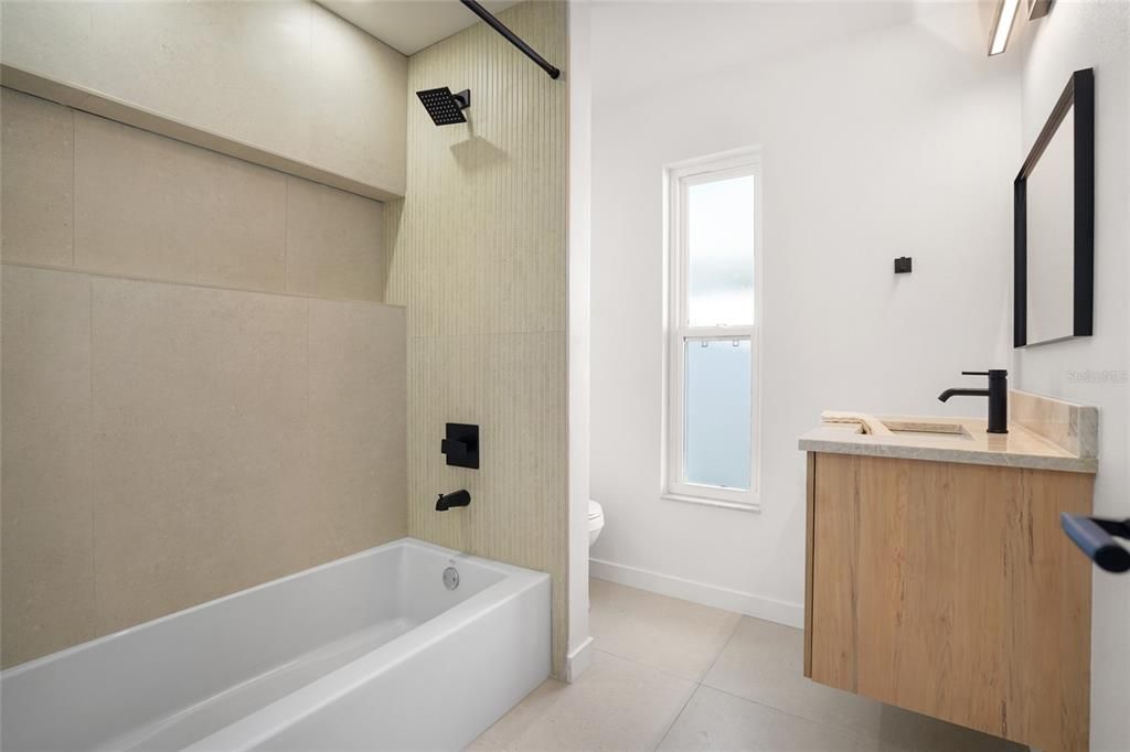 合同活跃: $699,000 (3 贝兹, 2 浴室, 1722 平方英尺)