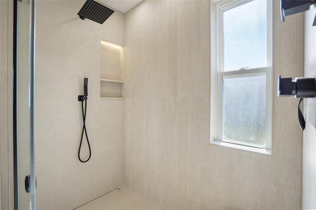 合同活跃: $699,000 (3 贝兹, 2 浴室, 1722 平方英尺)