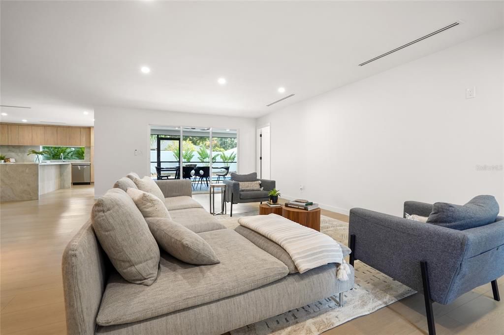 合同活跃: $699,000 (3 贝兹, 2 浴室, 1722 平方英尺)