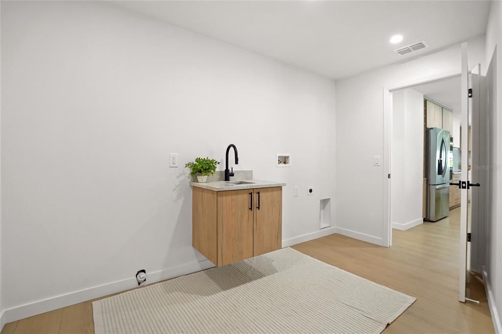 合同活跃: $699,000 (3 贝兹, 2 浴室, 1722 平方英尺)