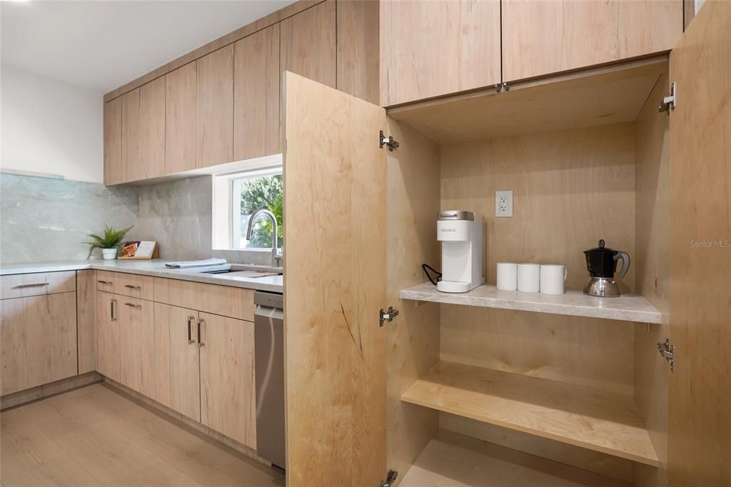 合同活跃: $699,000 (3 贝兹, 2 浴室, 1722 平方英尺)