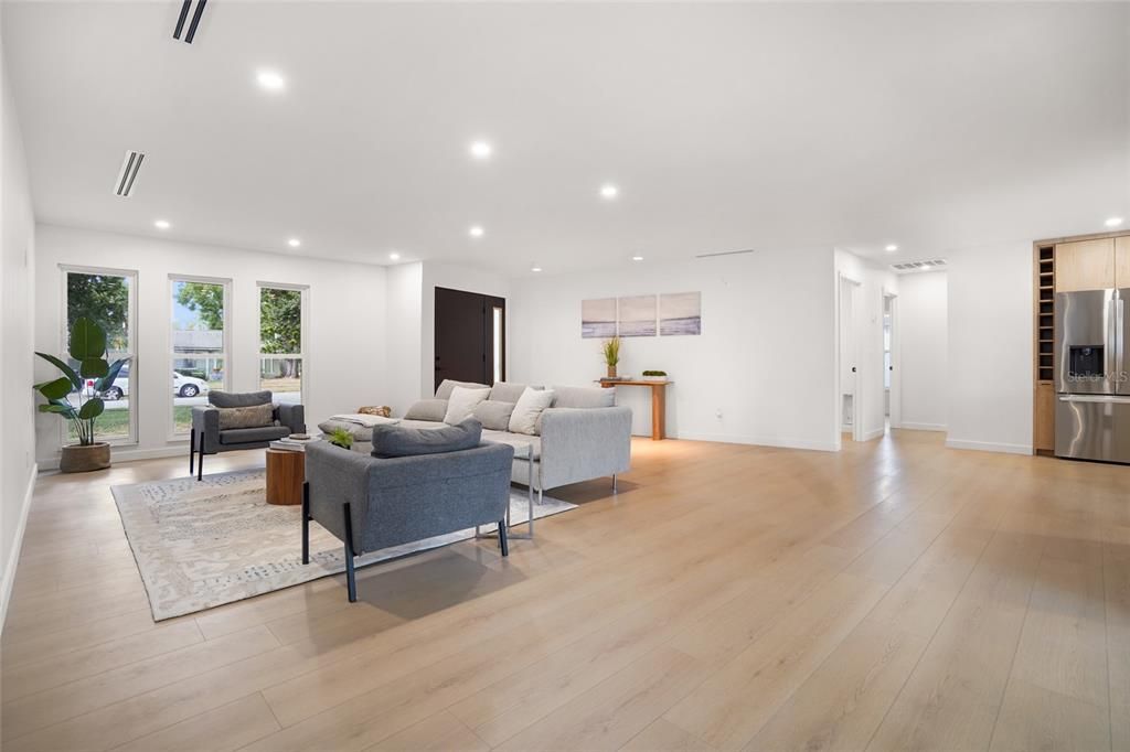 合同活跃: $699,000 (3 贝兹, 2 浴室, 1722 平方英尺)