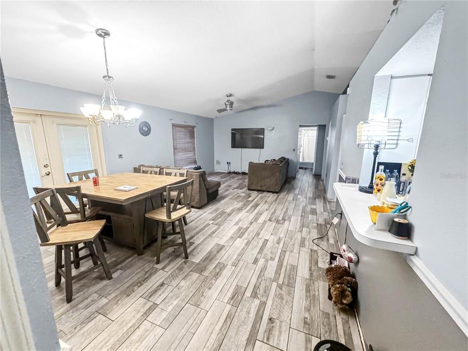 Activo con contrato: $245,000 (4 camas, 2 baños, 1514 Pies cuadrados)