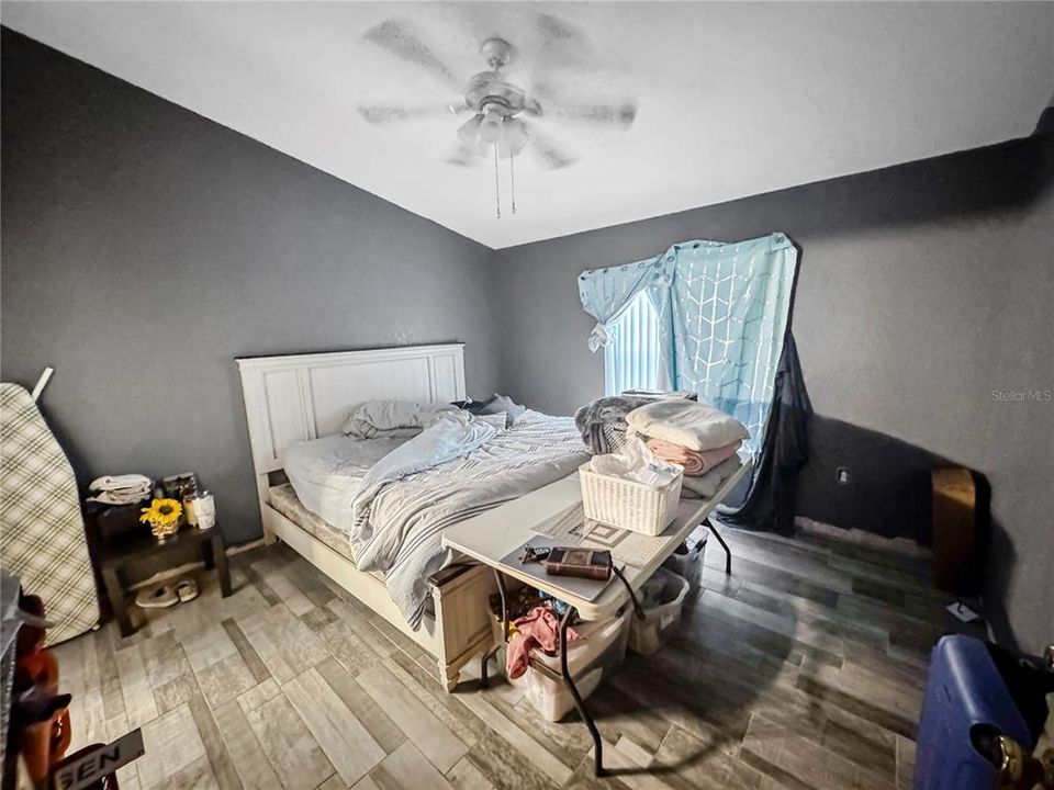 Activo con contrato: $245,000 (4 camas, 2 baños, 1514 Pies cuadrados)