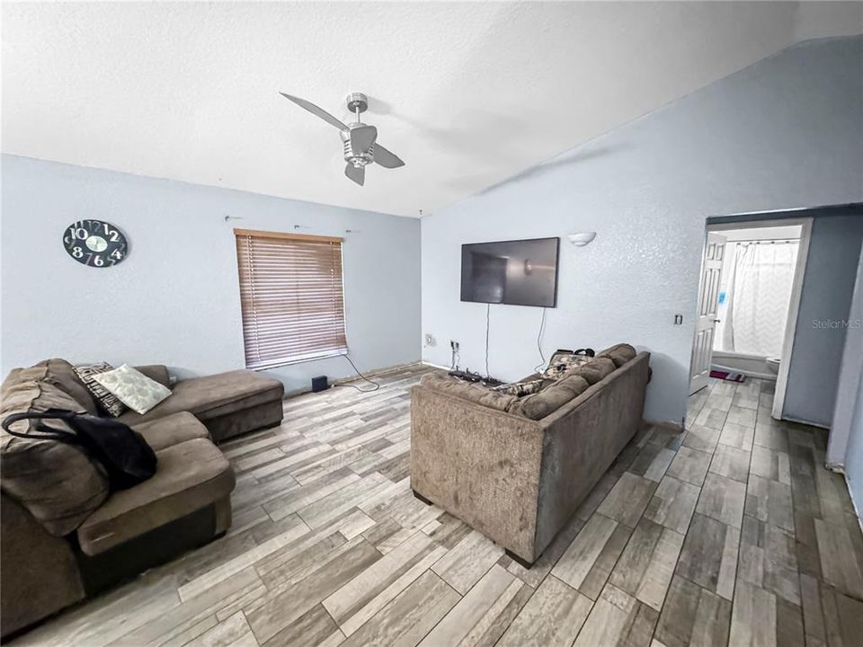 Activo con contrato: $245,000 (4 camas, 2 baños, 1514 Pies cuadrados)