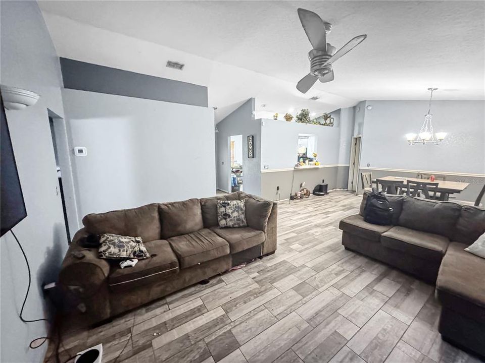 Activo con contrato: $245,000 (4 camas, 2 baños, 1514 Pies cuadrados)