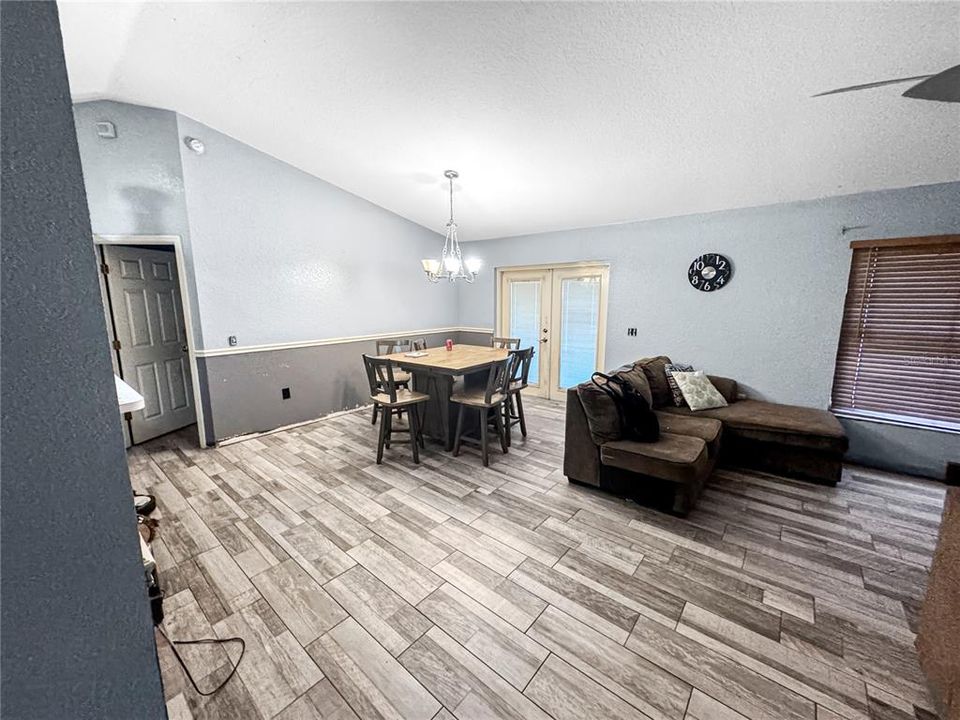 Activo con contrato: $245,000 (4 camas, 2 baños, 1514 Pies cuadrados)