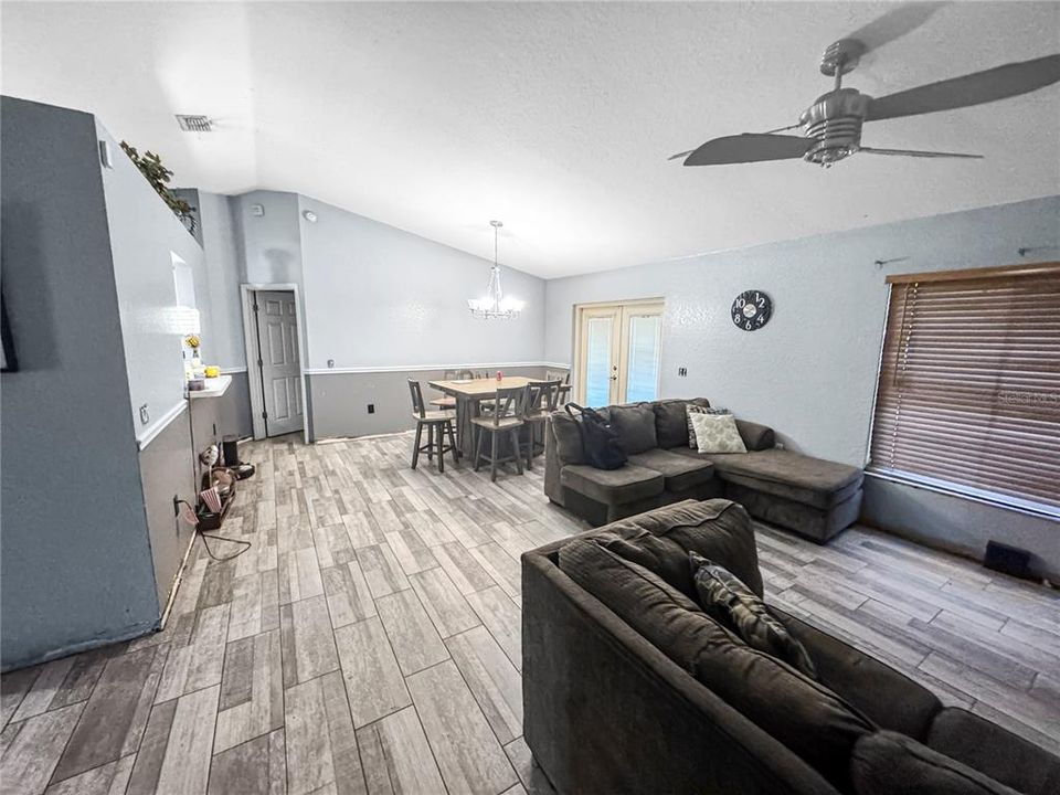 Activo con contrato: $245,000 (4 camas, 2 baños, 1514 Pies cuadrados)