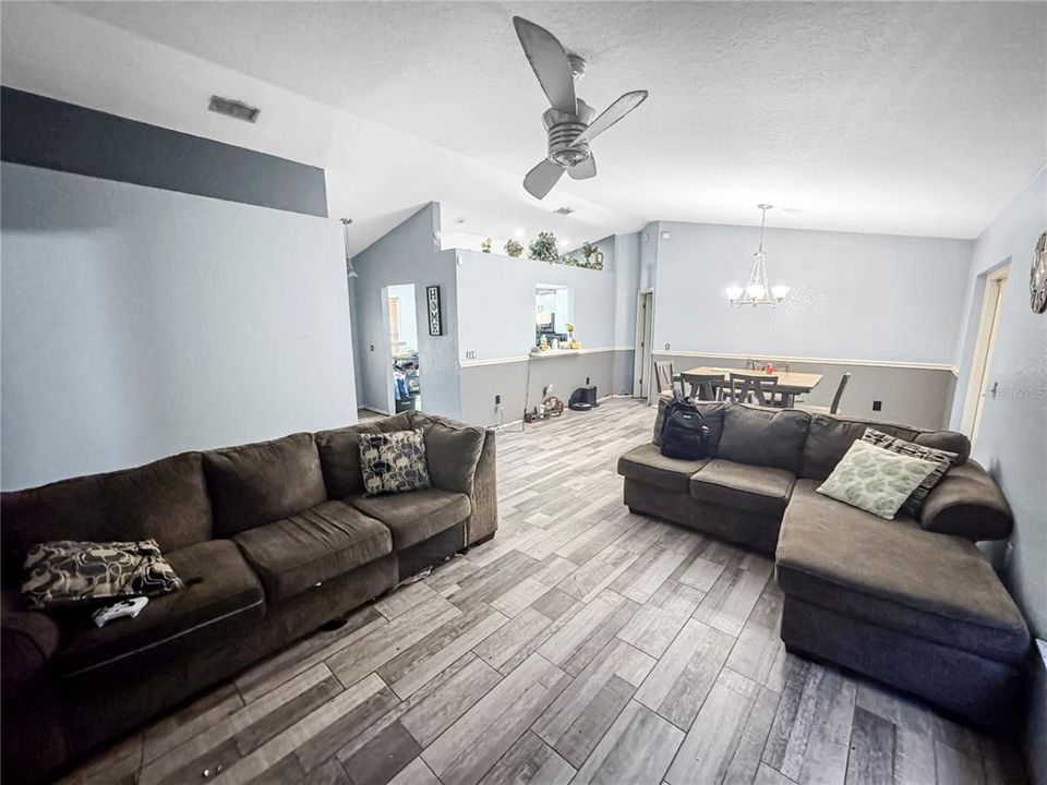 Activo con contrato: $245,000 (4 camas, 2 baños, 1514 Pies cuadrados)