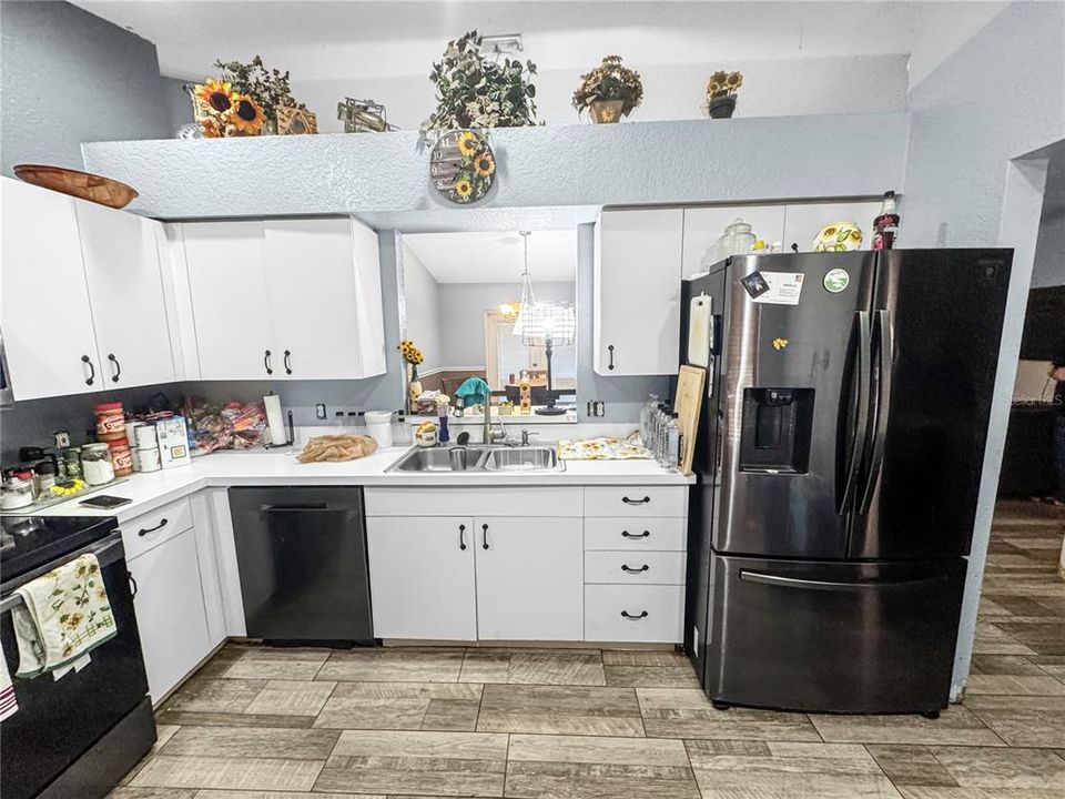 Activo con contrato: $245,000 (4 camas, 2 baños, 1514 Pies cuadrados)