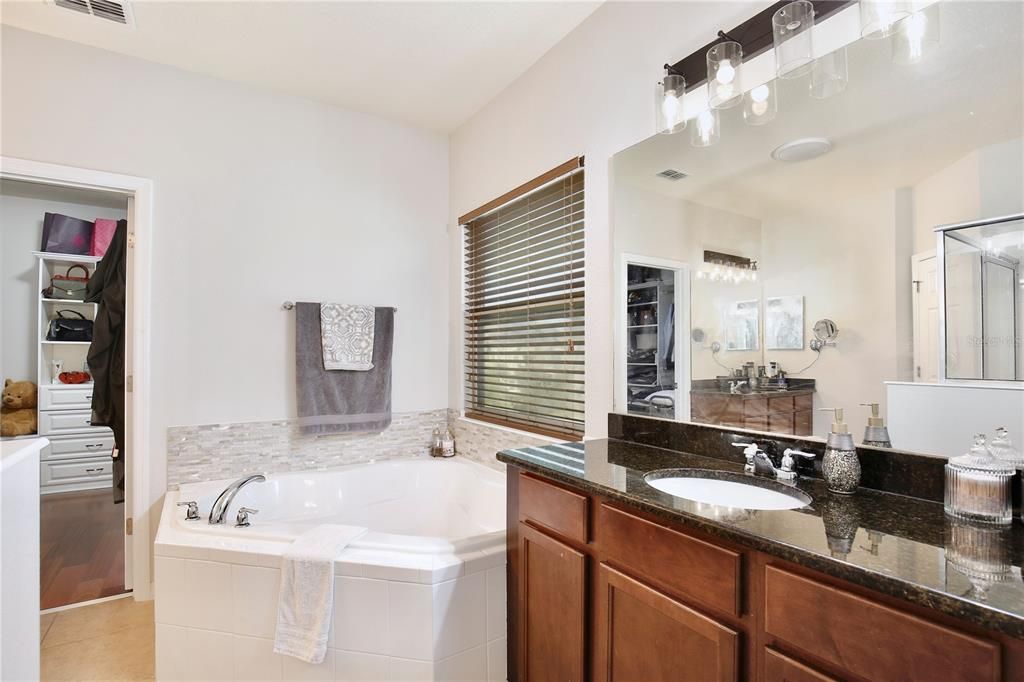 En Venta: $969,000 (6 camas, 4 baños, 4214 Pies cuadrados)