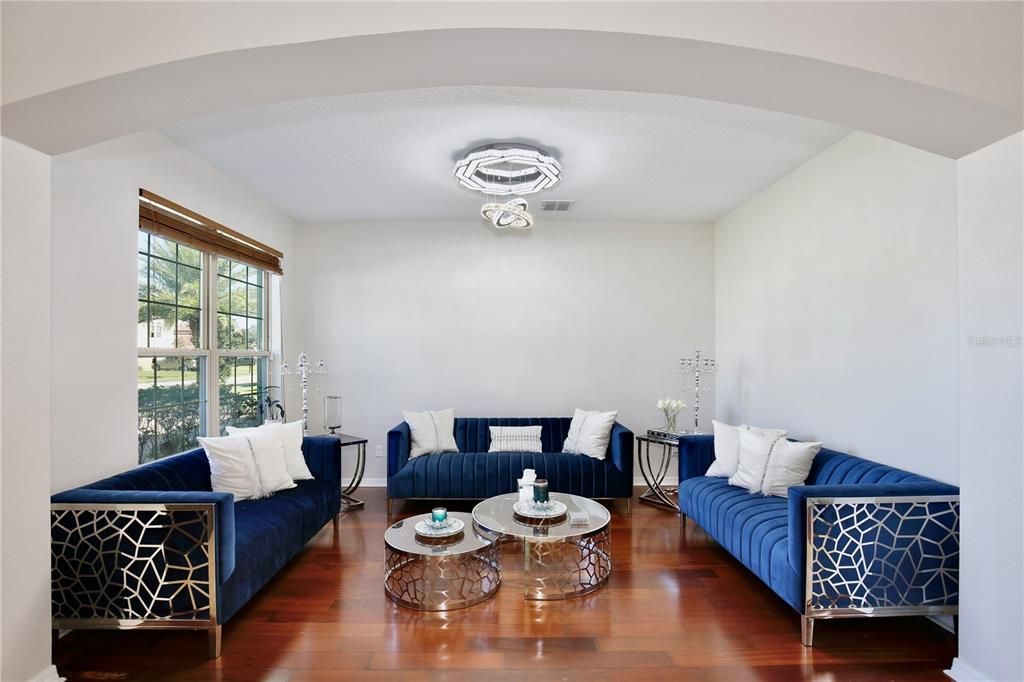 En Venta: $969,000 (6 camas, 4 baños, 4214 Pies cuadrados)