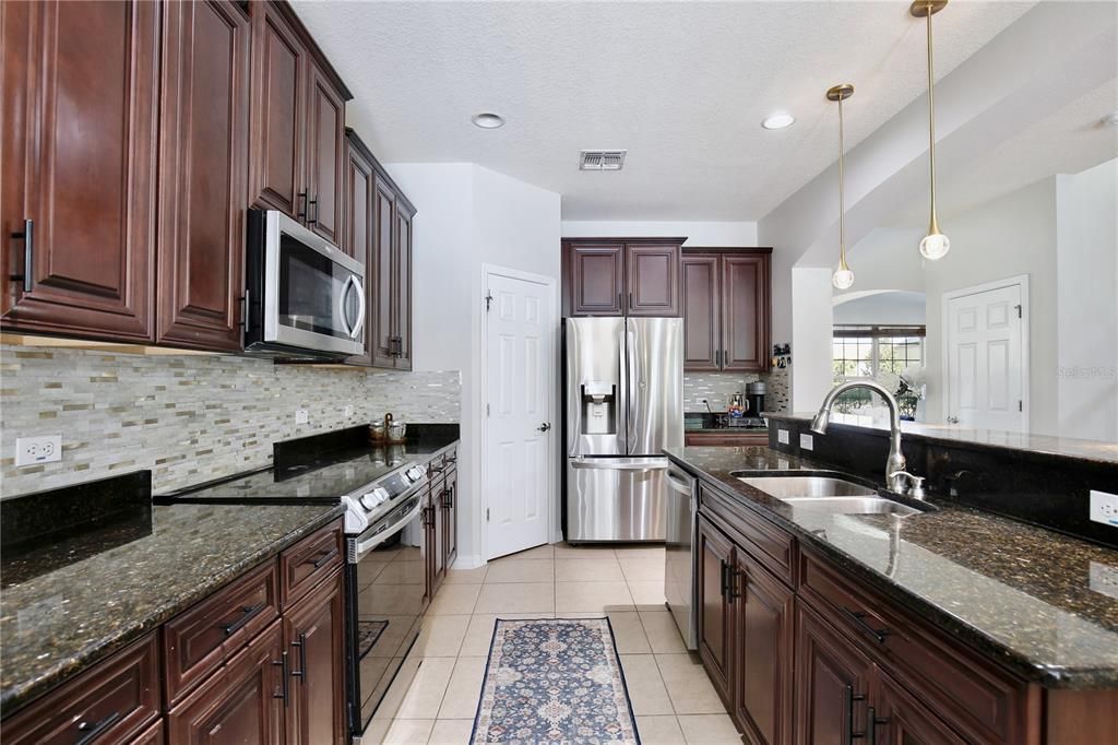 En Venta: $969,000 (6 camas, 4 baños, 4214 Pies cuadrados)