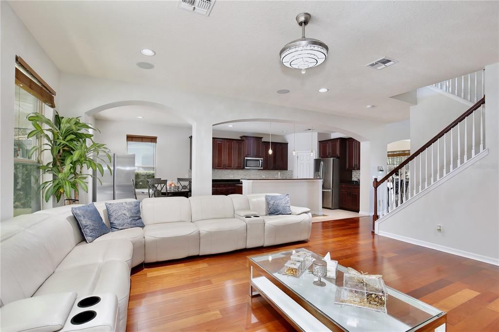 En Venta: $969,000 (6 camas, 4 baños, 4214 Pies cuadrados)