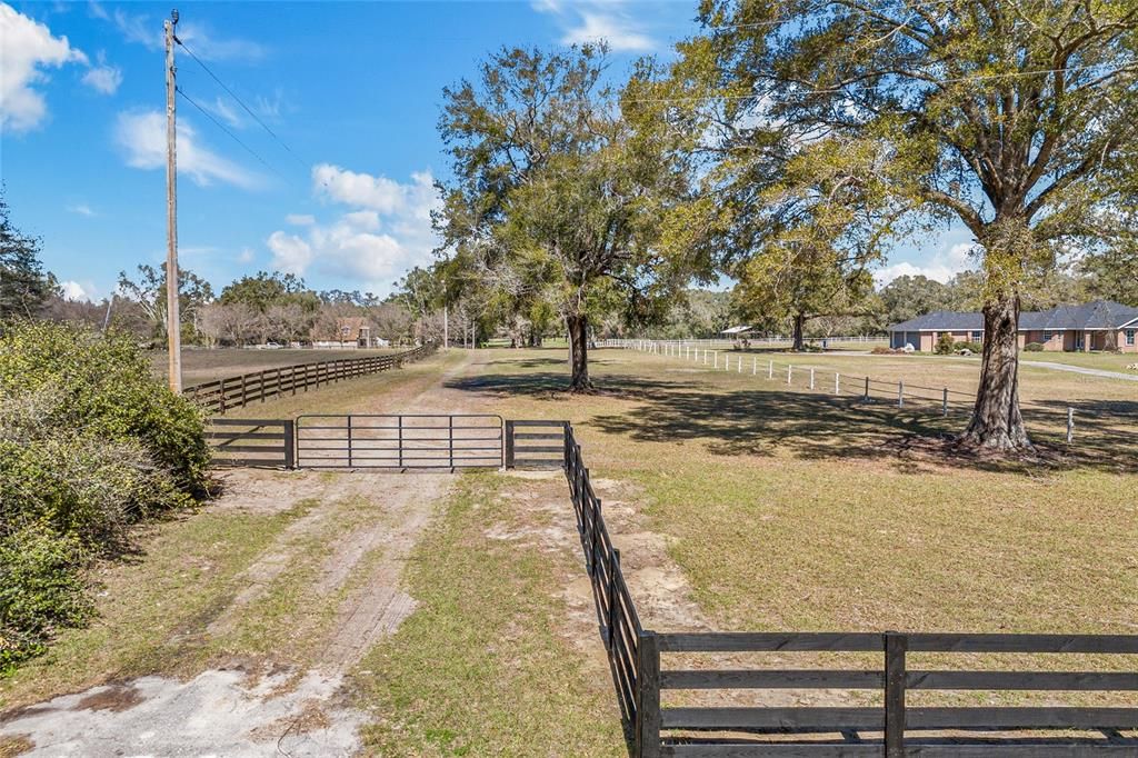 На продажу: $325,000 (9.48 acres)