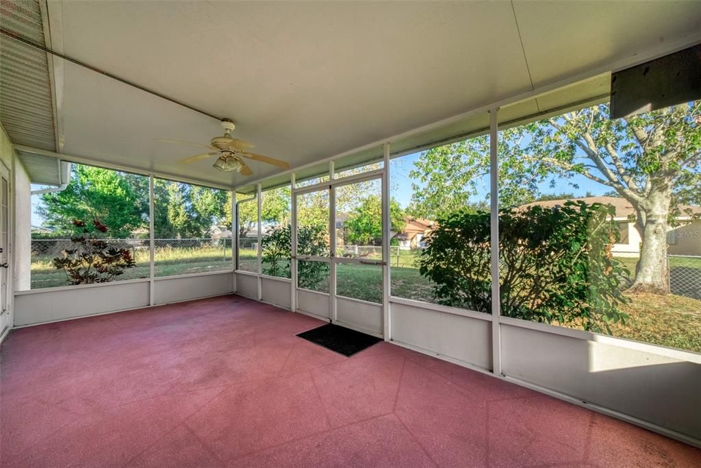 合同活跃: $214,999 (2 贝兹, 2 浴室, 1051 平方英尺)