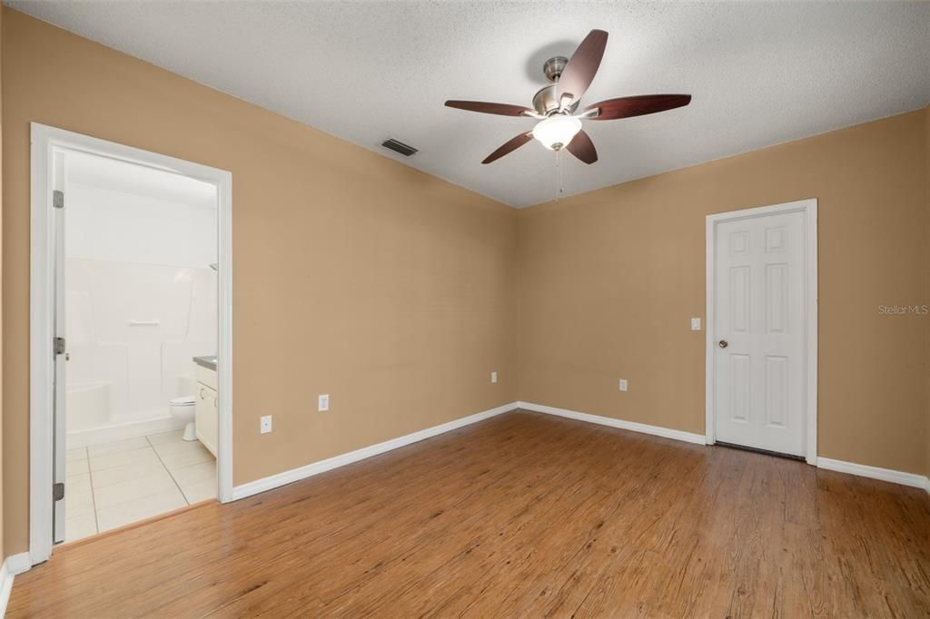 合同活跃: $214,999 (2 贝兹, 2 浴室, 1051 平方英尺)