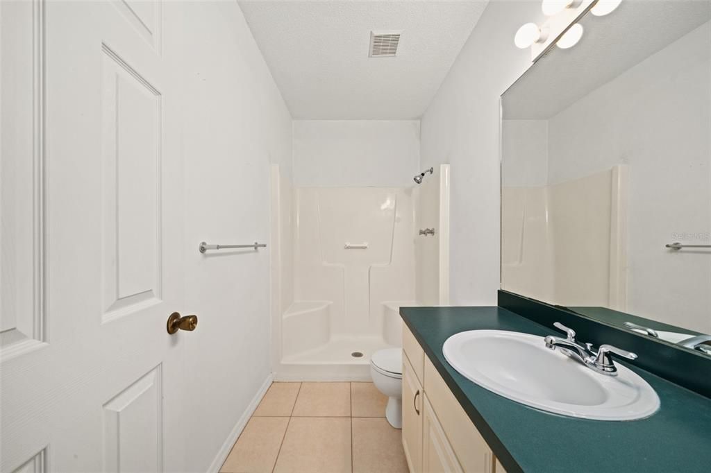 合同活跃: $214,999 (2 贝兹, 2 浴室, 1051 平方英尺)