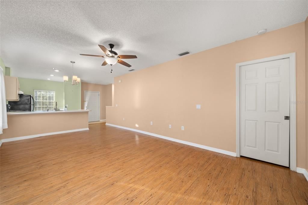 合同活跃: $214,999 (2 贝兹, 2 浴室, 1051 平方英尺)