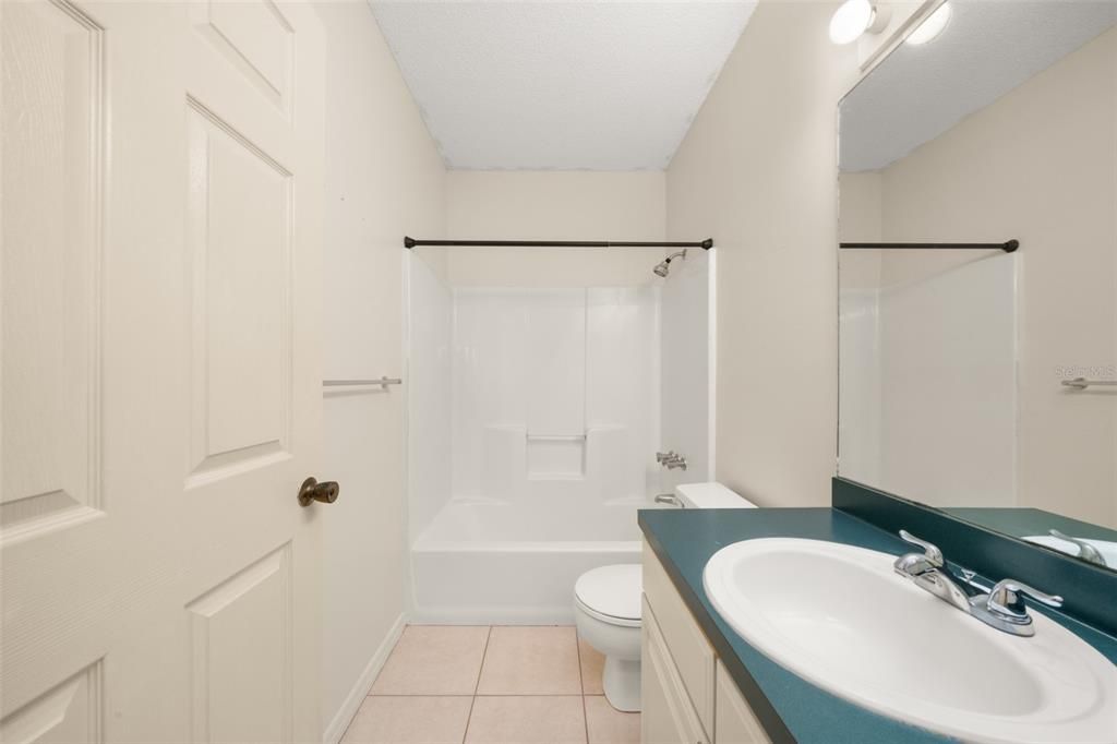 合同活跃: $214,999 (2 贝兹, 2 浴室, 1051 平方英尺)