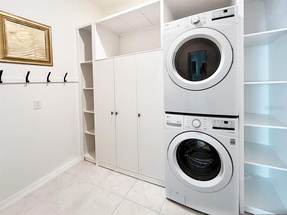 Activo con contrato: $4,200 (4 camas, 3 baños, 2072 Pies cuadrados)