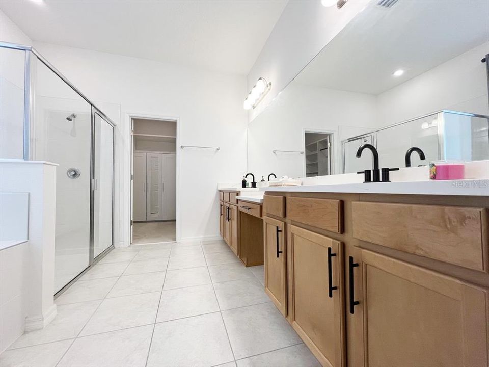 Activo con contrato: $4,200 (4 camas, 3 baños, 2072 Pies cuadrados)