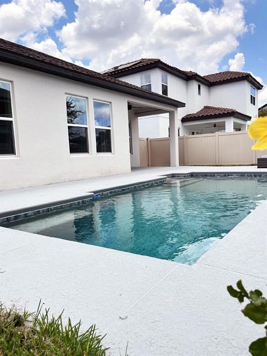 Activo con contrato: $4,200 (4 camas, 3 baños, 2072 Pies cuadrados)