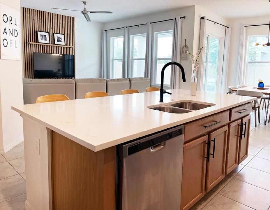 Activo con contrato: $4,200 (4 camas, 3 baños, 2072 Pies cuadrados)