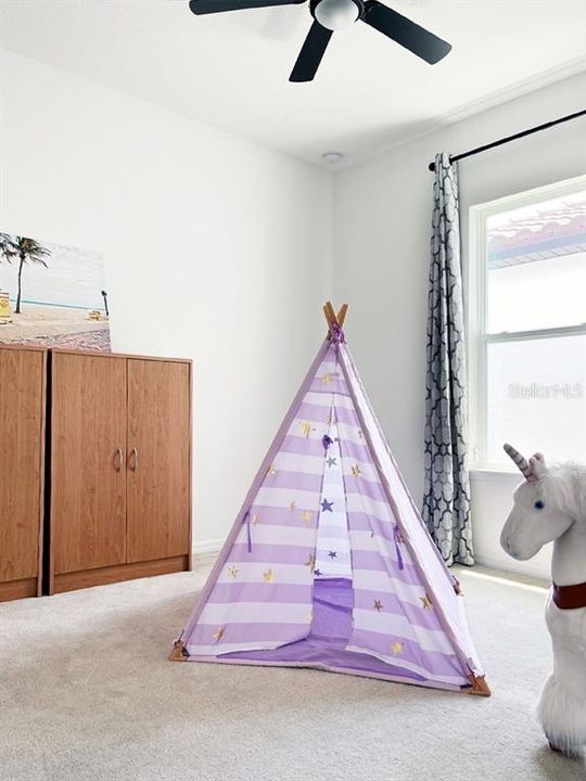 Activo con contrato: $4,200 (4 camas, 3 baños, 2072 Pies cuadrados)