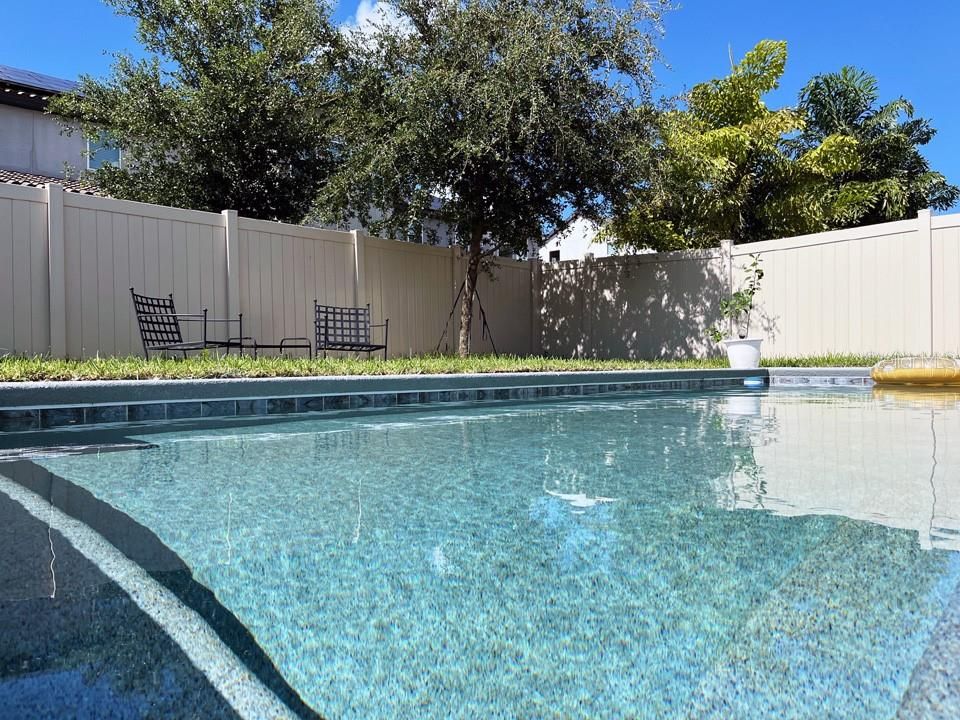 Activo con contrato: $4,200 (4 camas, 3 baños, 2072 Pies cuadrados)