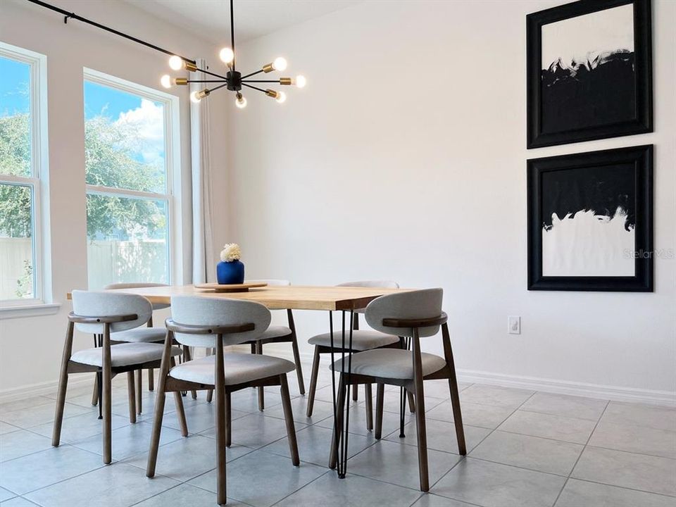 Activo con contrato: $4,200 (4 camas, 3 baños, 2072 Pies cuadrados)