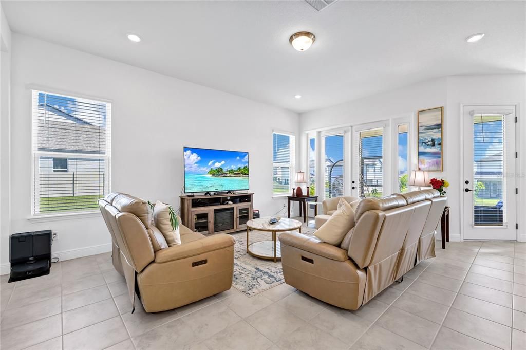 出租: $5,500 (5 贝兹, 4 浴室, 3743 平方英尺)