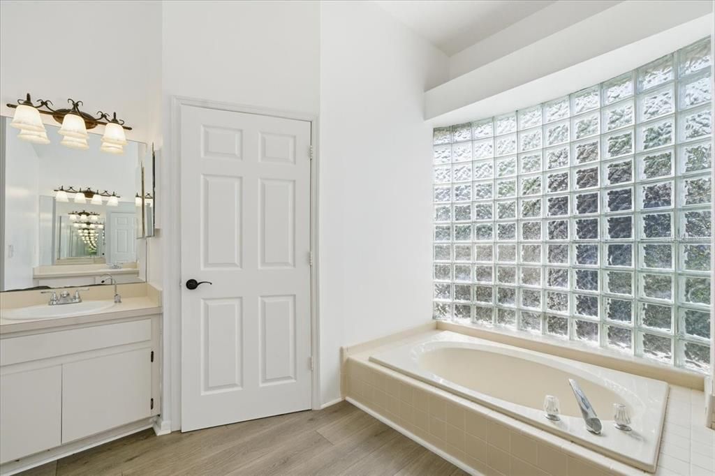 En Venta: $550,000 (4 camas, 2 baños, 2136 Pies cuadrados)