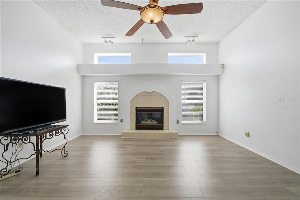 En Venta: $550,000 (4 camas, 2 baños, 2136 Pies cuadrados)