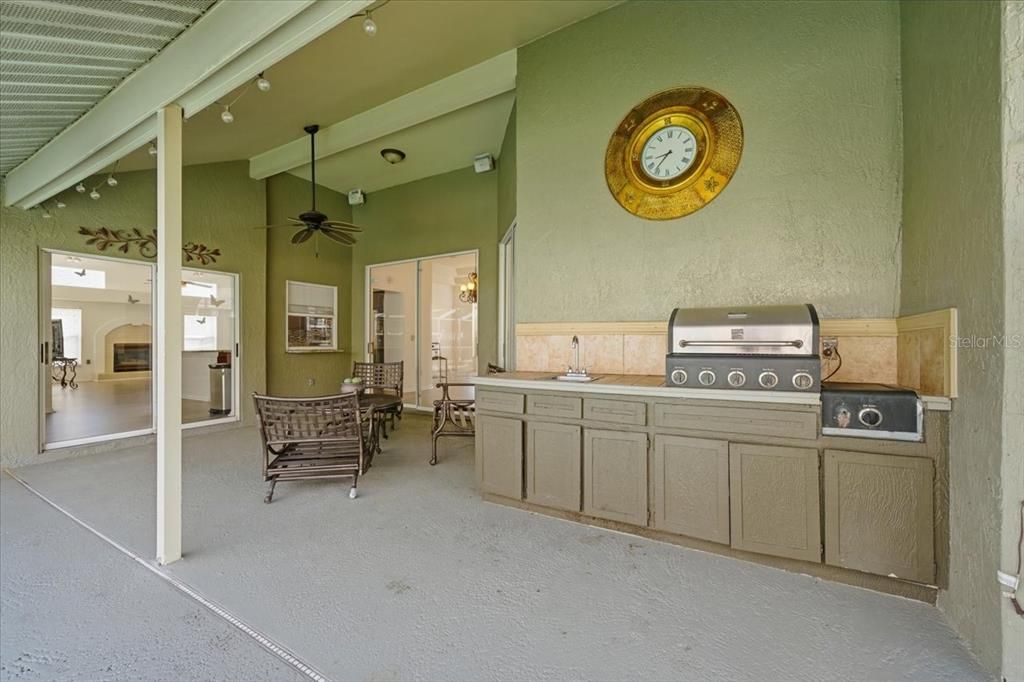 En Venta: $550,000 (4 camas, 2 baños, 2136 Pies cuadrados)