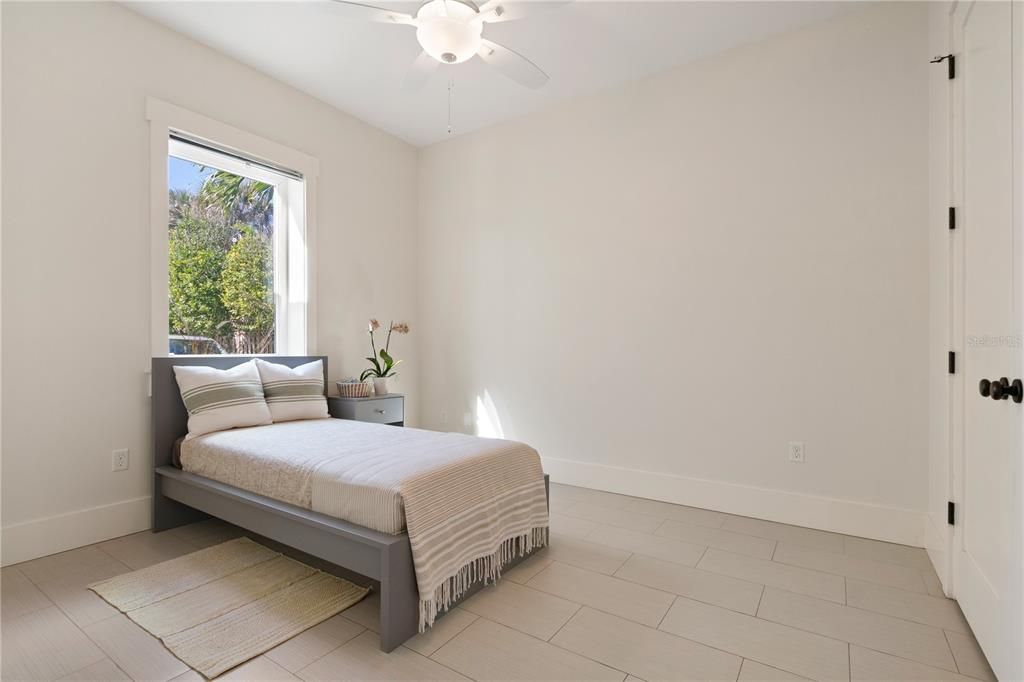 待售: $2,250,000 (5 贝兹, 3 浴室, 2601 平方英尺)