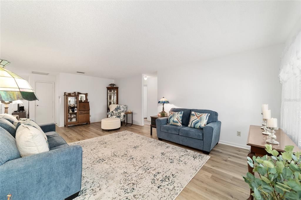 Под контрактом: $221,900 (2 спален, 2 ванн, 1921 Квадратных фут)