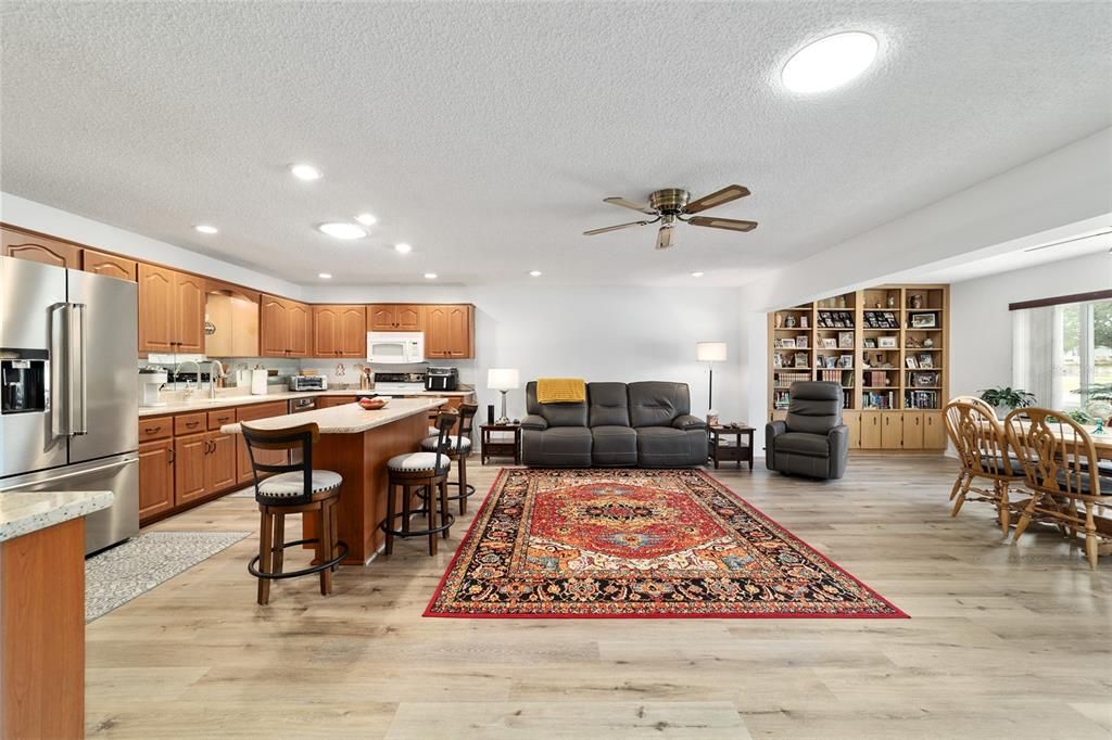 Под контрактом: $221,900 (2 спален, 2 ванн, 1921 Квадратных фут)