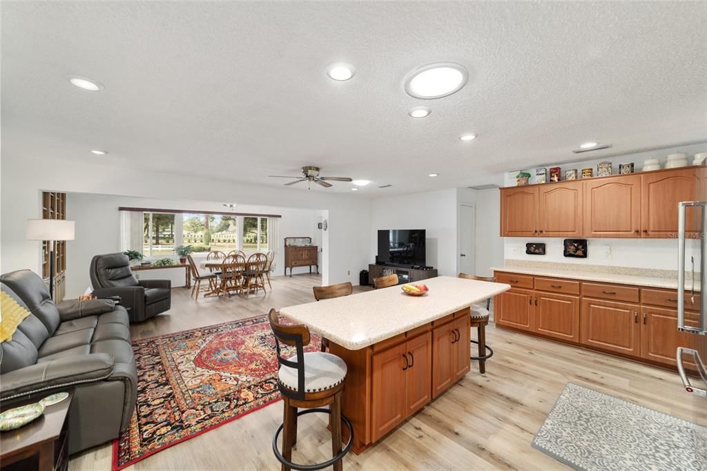 Под контрактом: $221,900 (2 спален, 2 ванн, 1921 Квадратных фут)