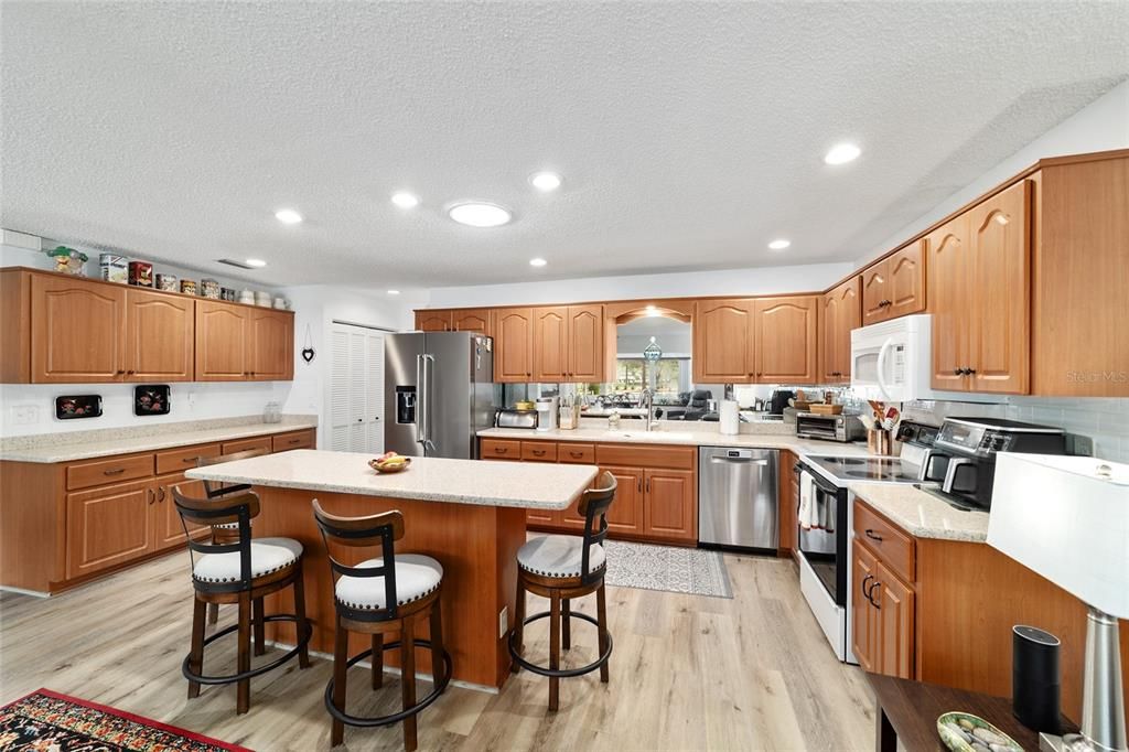 Под контрактом: $221,900 (2 спален, 2 ванн, 1921 Квадратных фут)