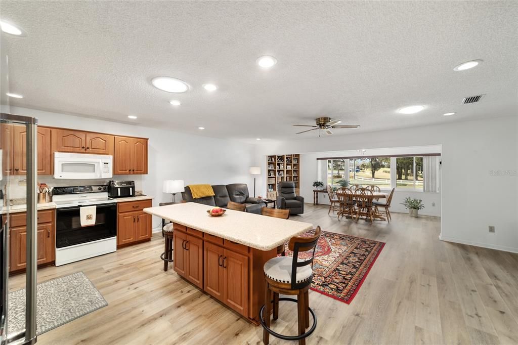 Под контрактом: $221,900 (2 спален, 2 ванн, 1921 Квадратных фут)