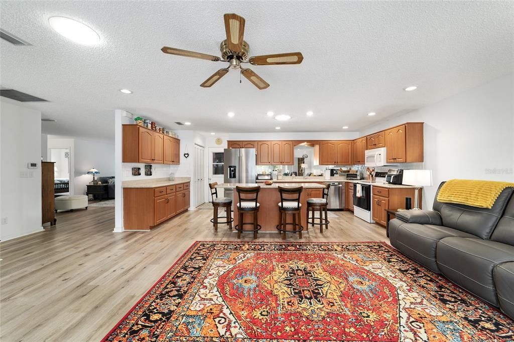 Под контрактом: $221,900 (2 спален, 2 ванн, 1921 Квадратных фут)