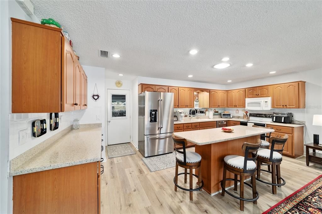 Под контрактом: $221,900 (2 спален, 2 ванн, 1921 Квадратных фут)