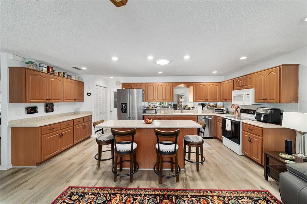 Под контрактом: $221,900 (2 спален, 2 ванн, 1921 Квадратных фут)