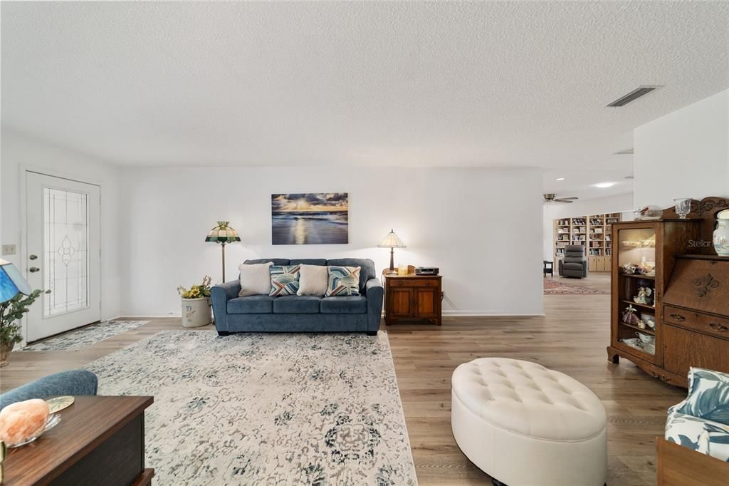 Под контрактом: $221,900 (2 спален, 2 ванн, 1921 Квадратных фут)