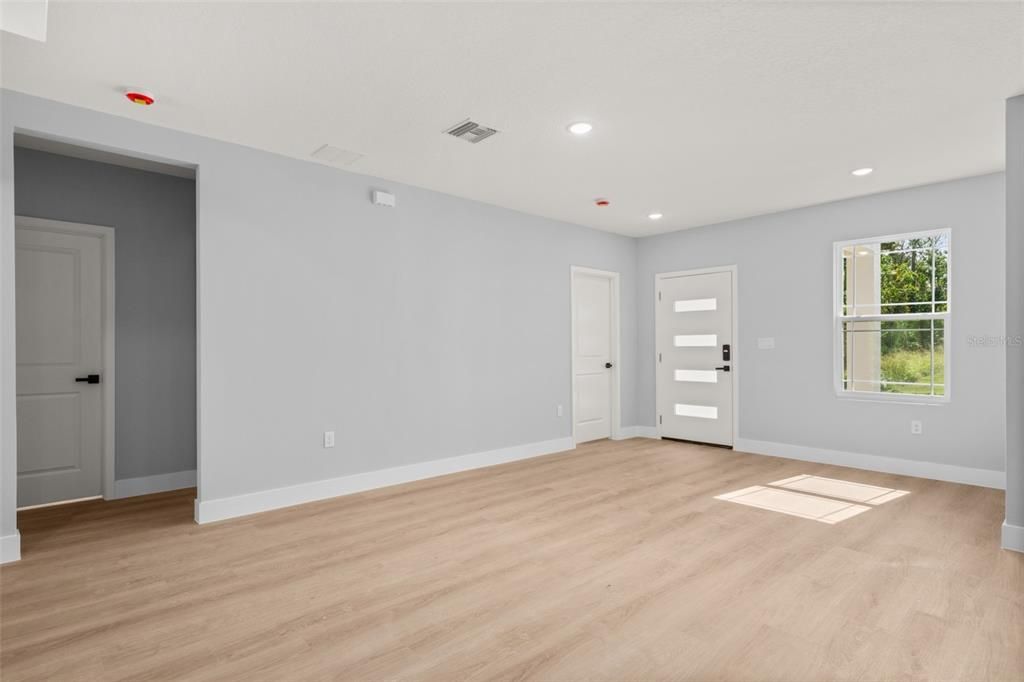 For Sale: $299,900 (4 beds, 2 baths, 1759 Square Feet)