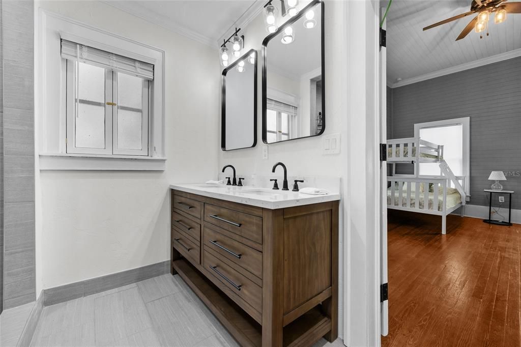 En Venta: $479,000 (4 camas, 3 baños, 2201 Pies cuadrados)