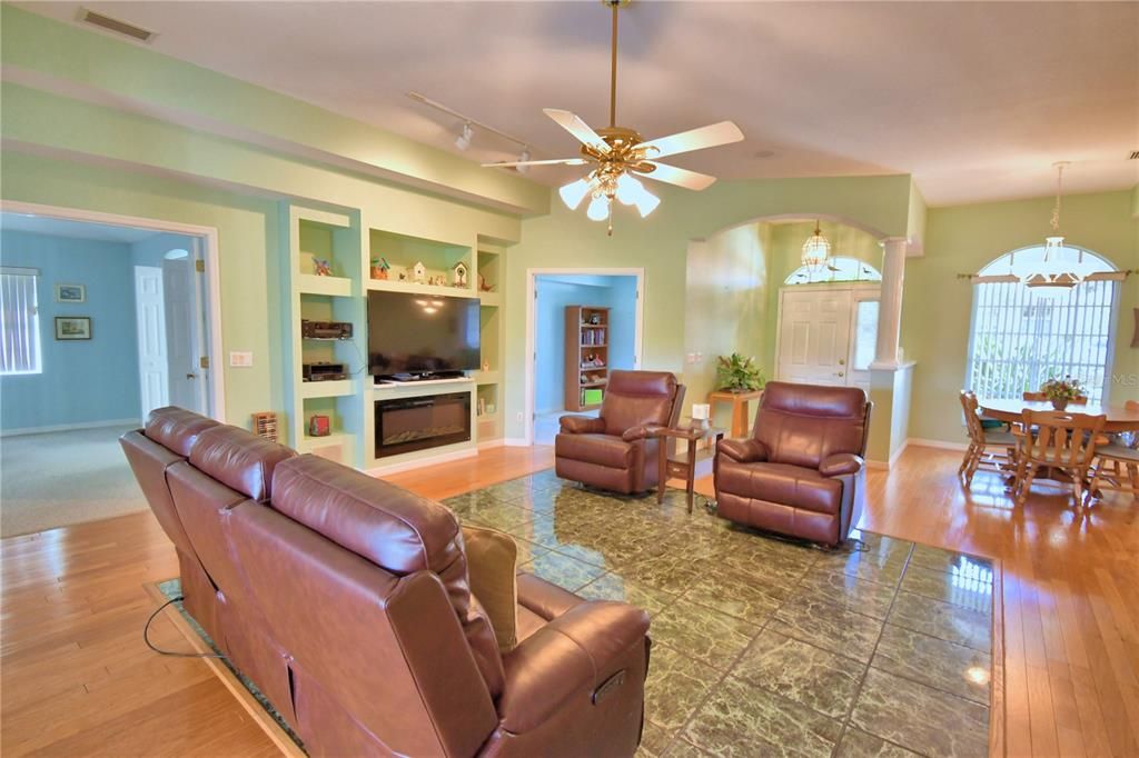 На продажу: $325,000 (3 спален, 2 ванн, 2022 Квадратных фут)