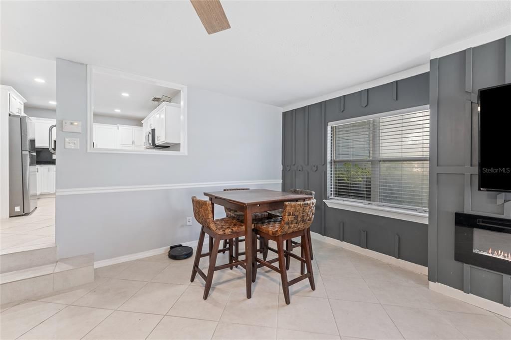 待售: $310,000 (4 贝兹, 1 浴室, 1703 平方英尺)