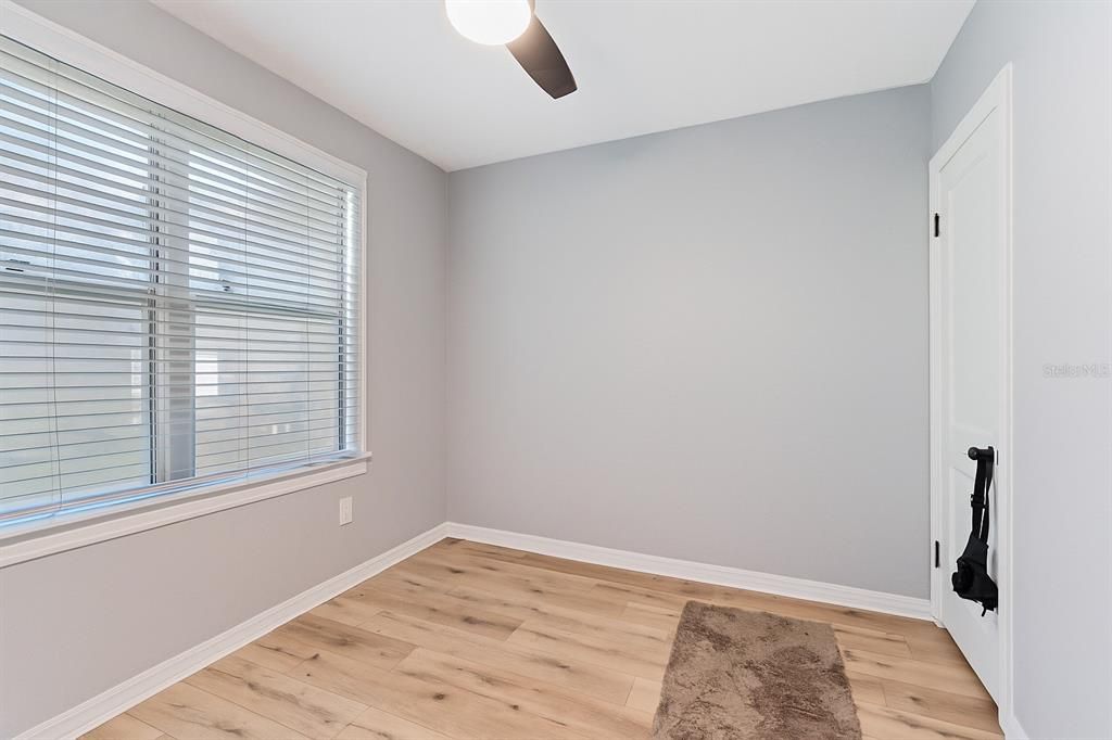 待售: $310,000 (4 贝兹, 1 浴室, 1703 平方英尺)